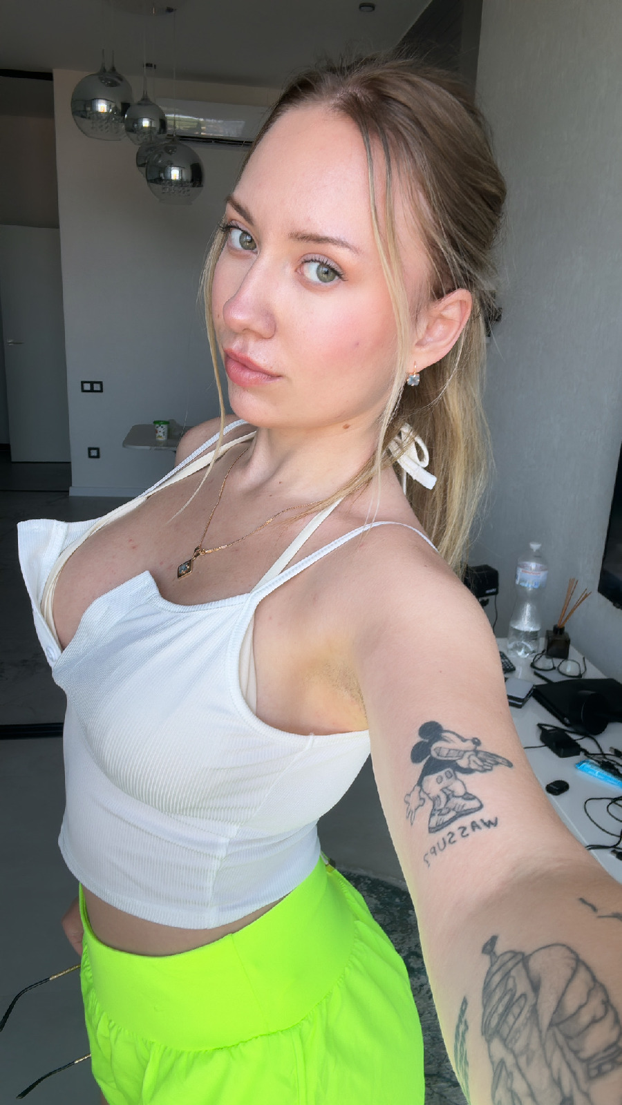 KateV in her underwear in Fez