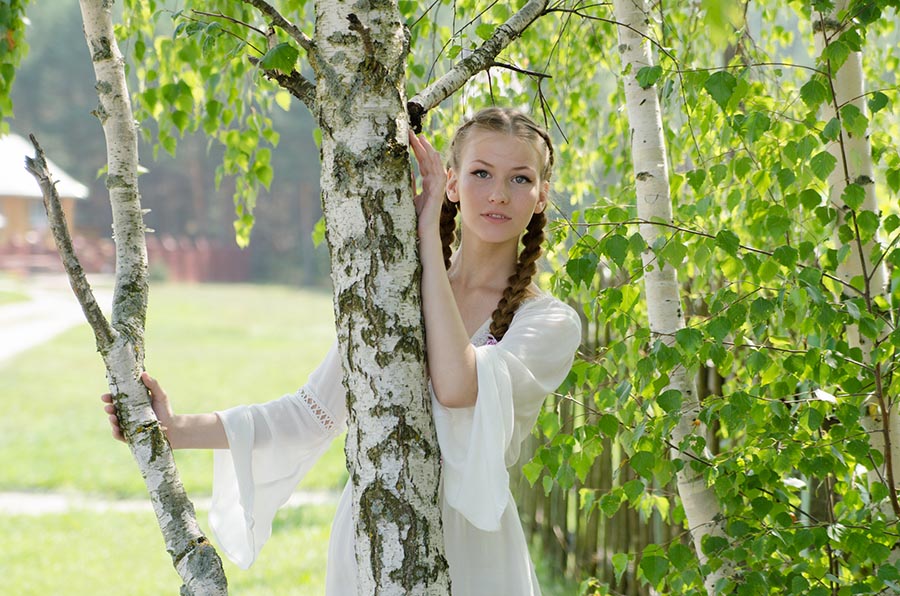 Women in Slavic costumes in Fez