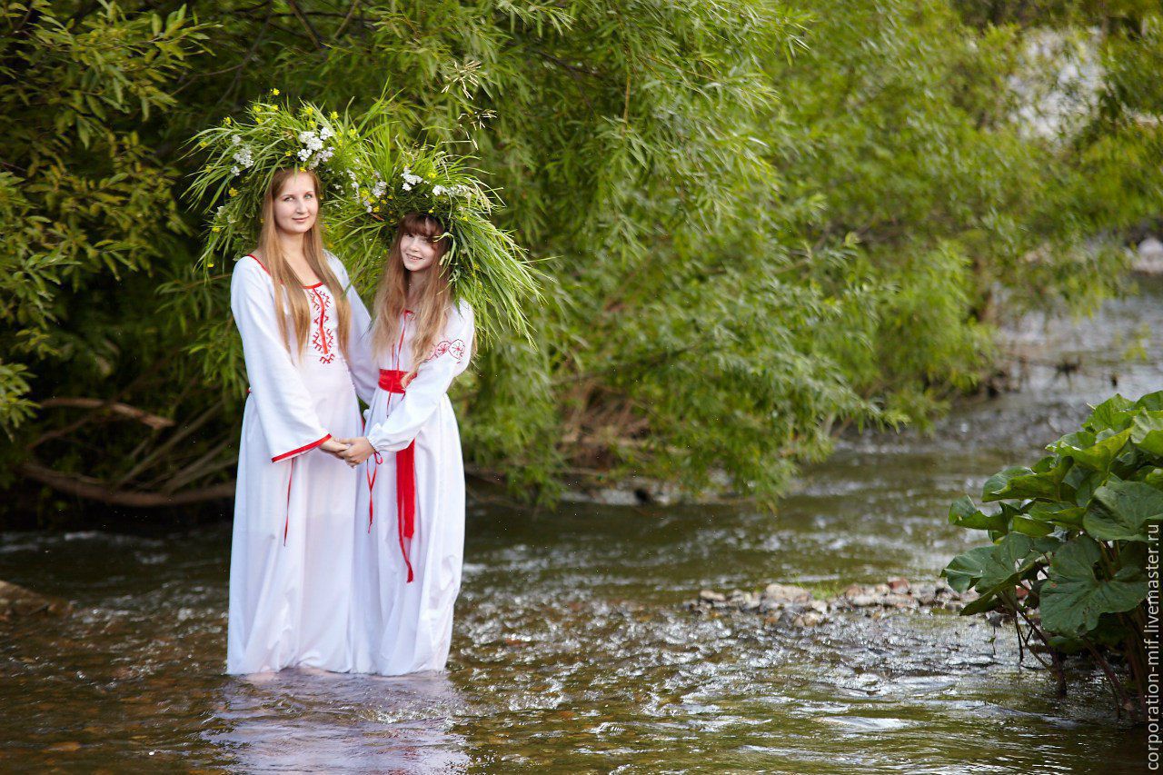 Women in Slavic costumes in Fez