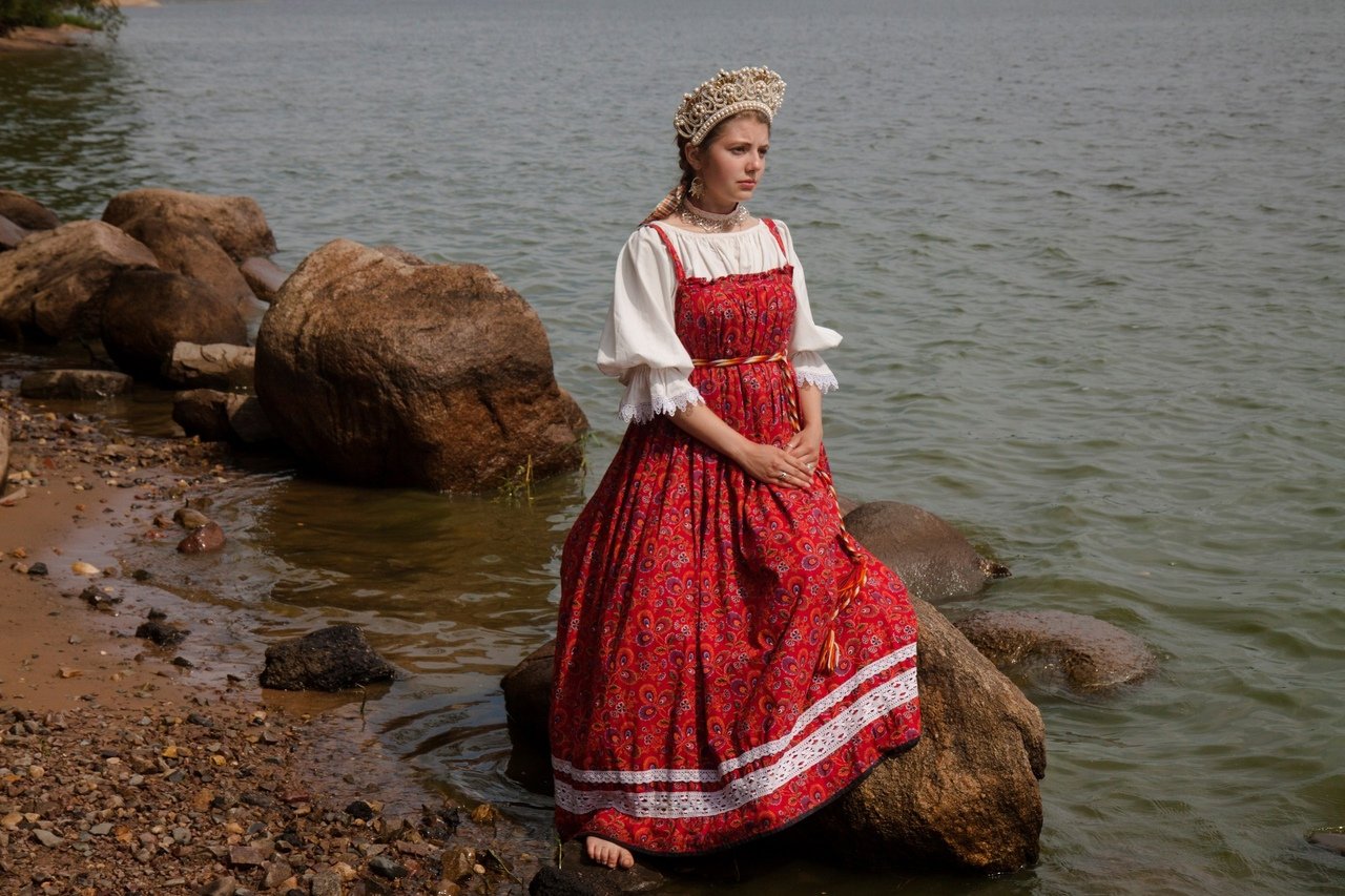 Women in Slavic costumes in Fez