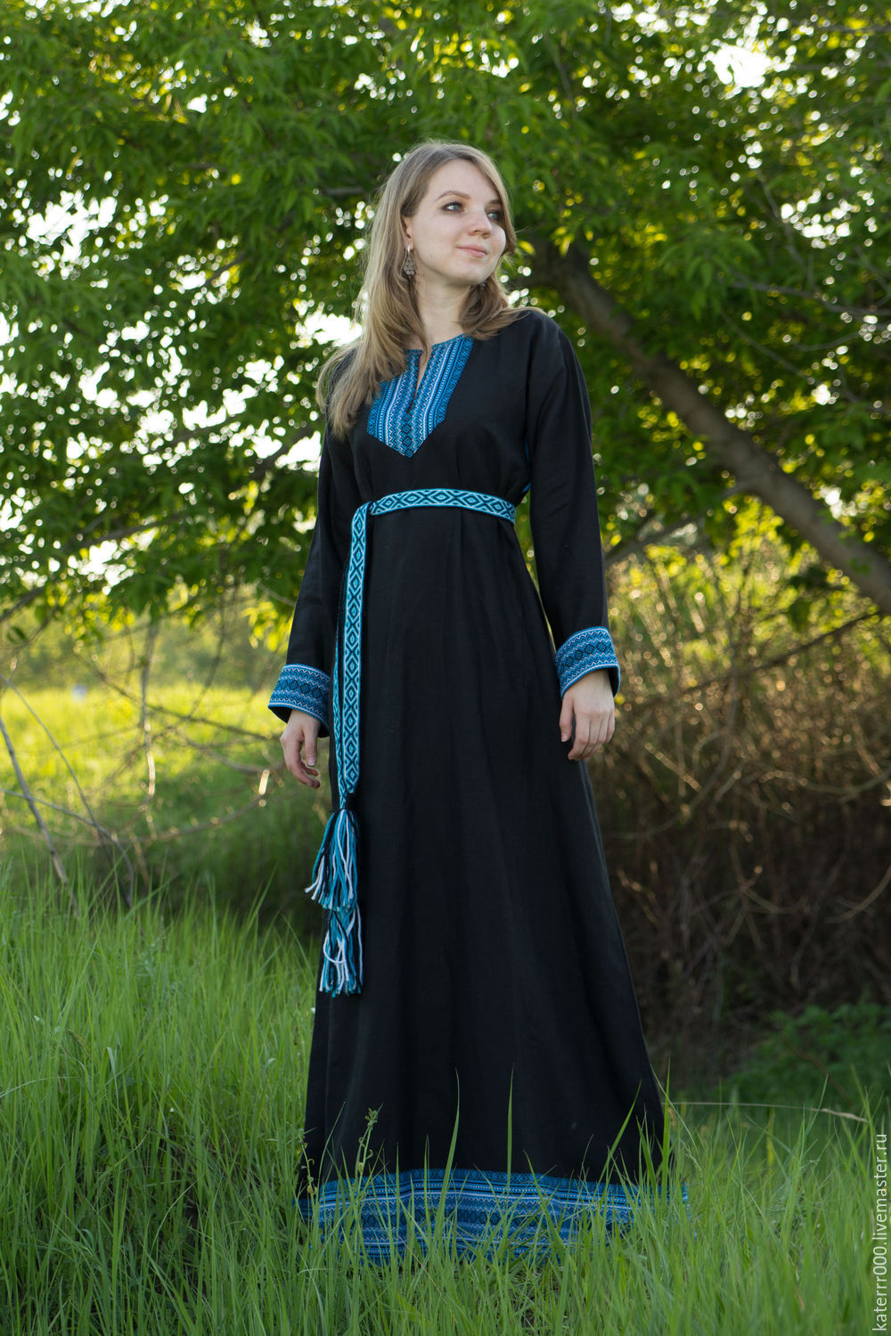 Women in Slavic costumes in Fez