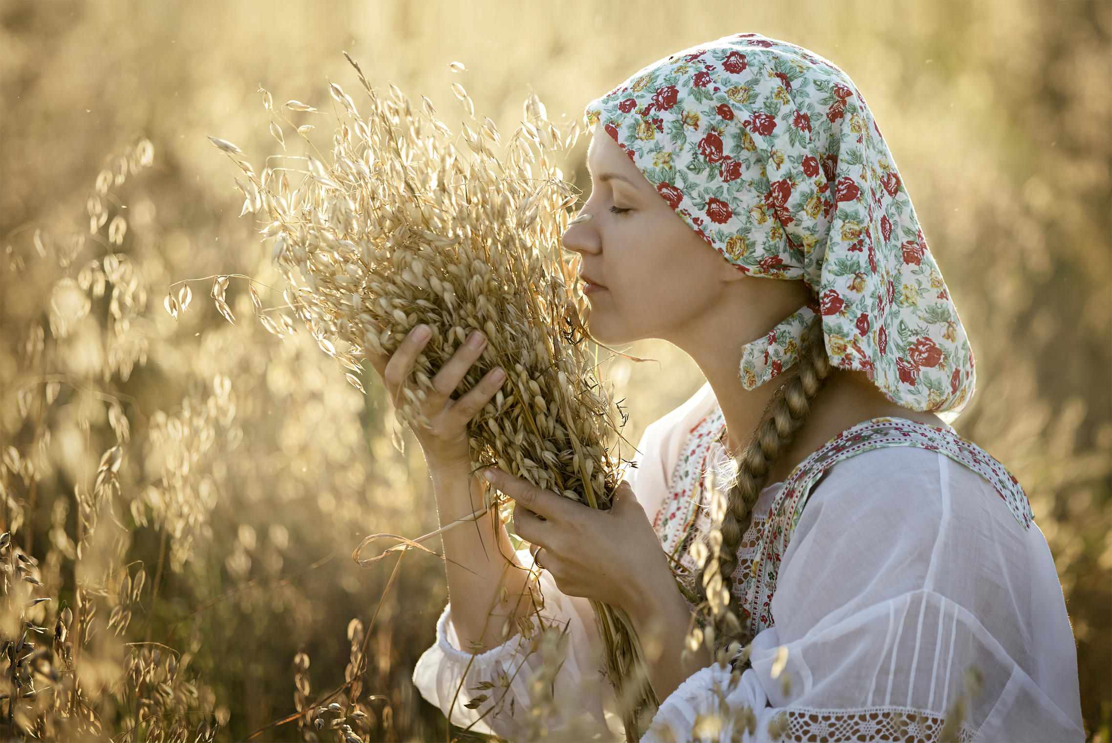 Photo Women in Slavic costumes in Fez