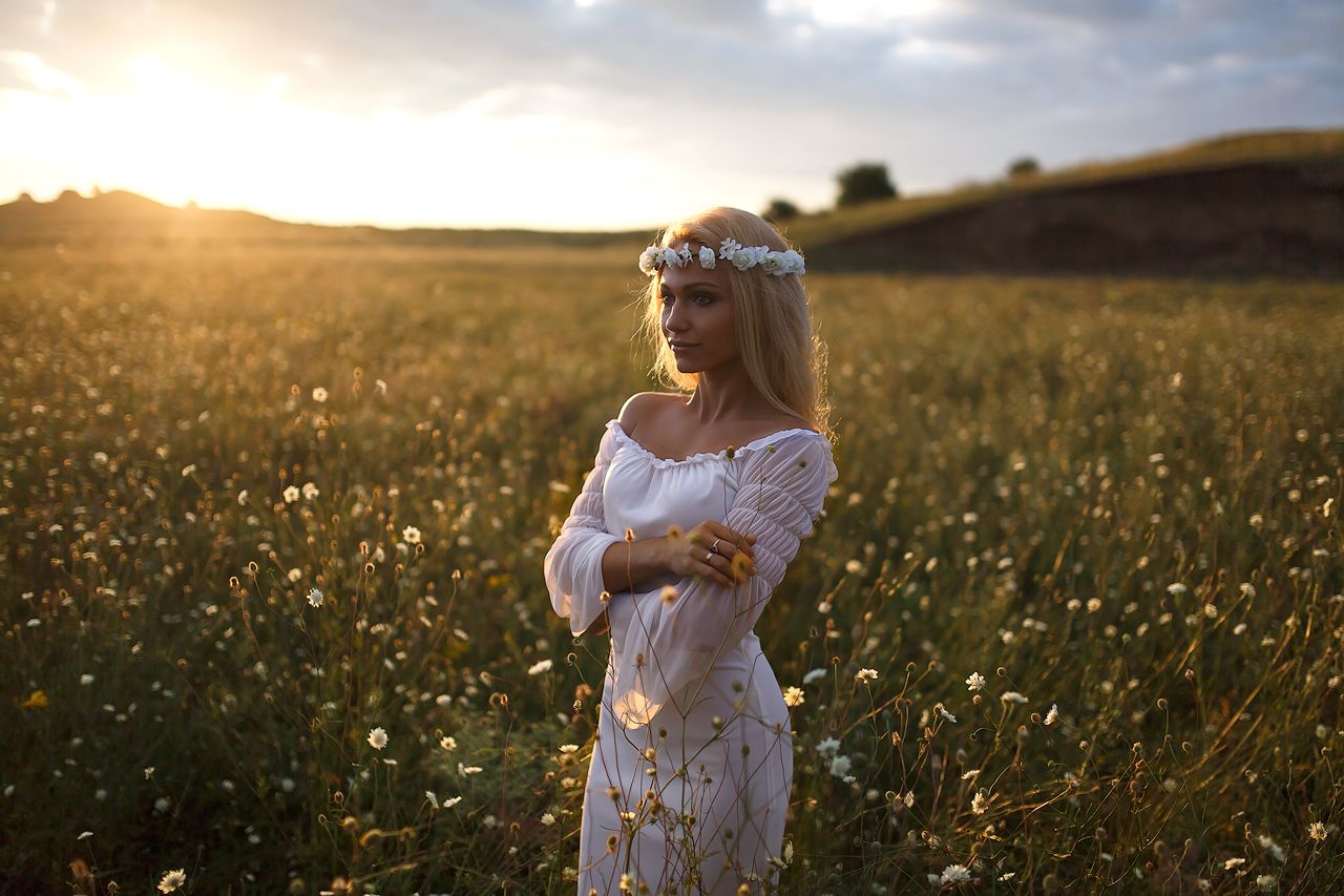 Girls in Slavic costumes in Fez
