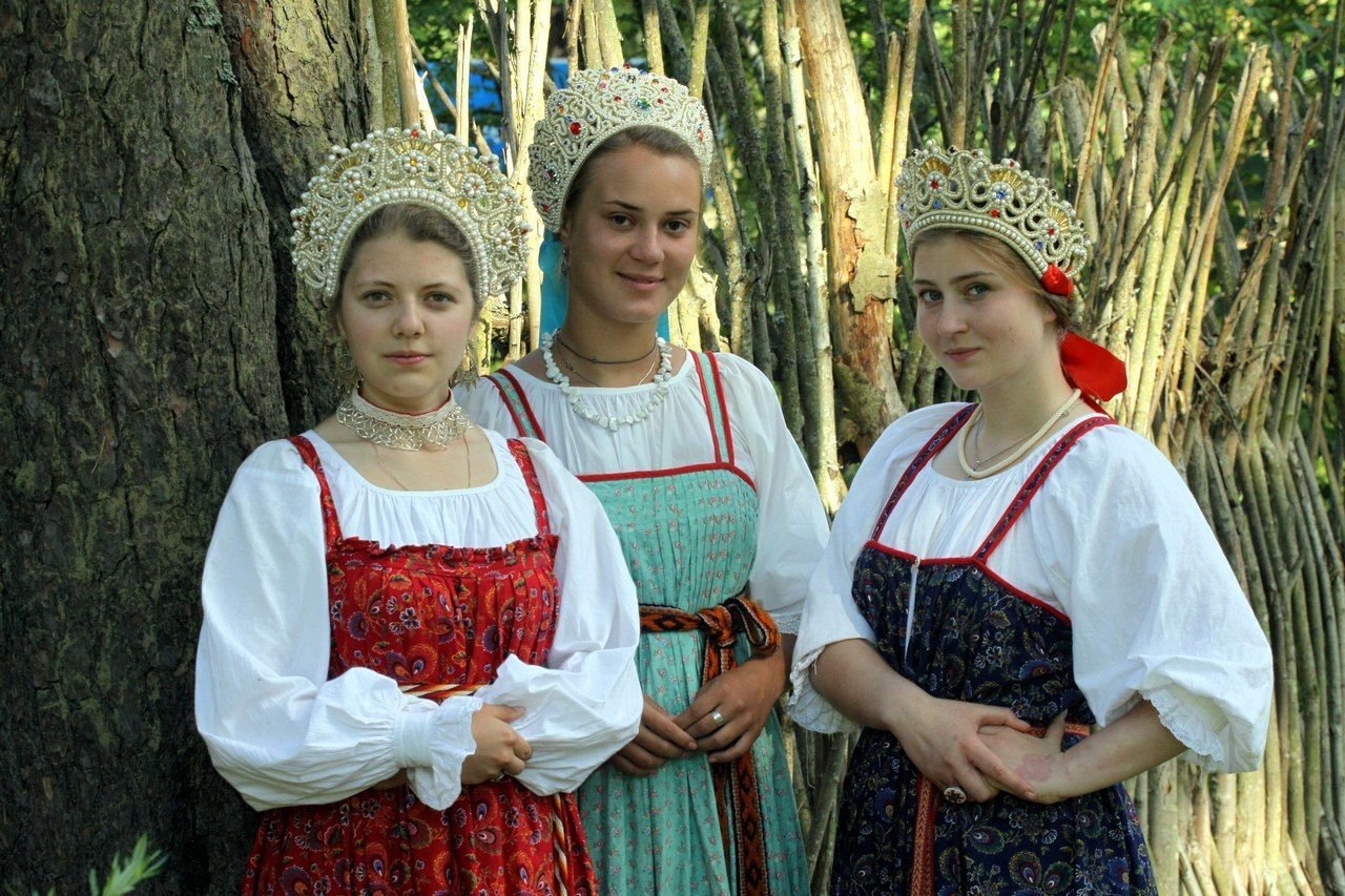 Sexy model Girls in Slavic costumes in Fez