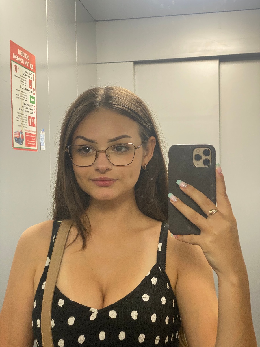 Sexy model Stacy in Fez